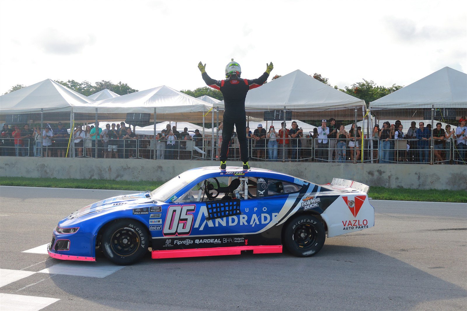 Mateo Girón celebra sobre el auto #05 de Alessandros tras ganar el Gran Premio Yucatán 200 de NASCAR México