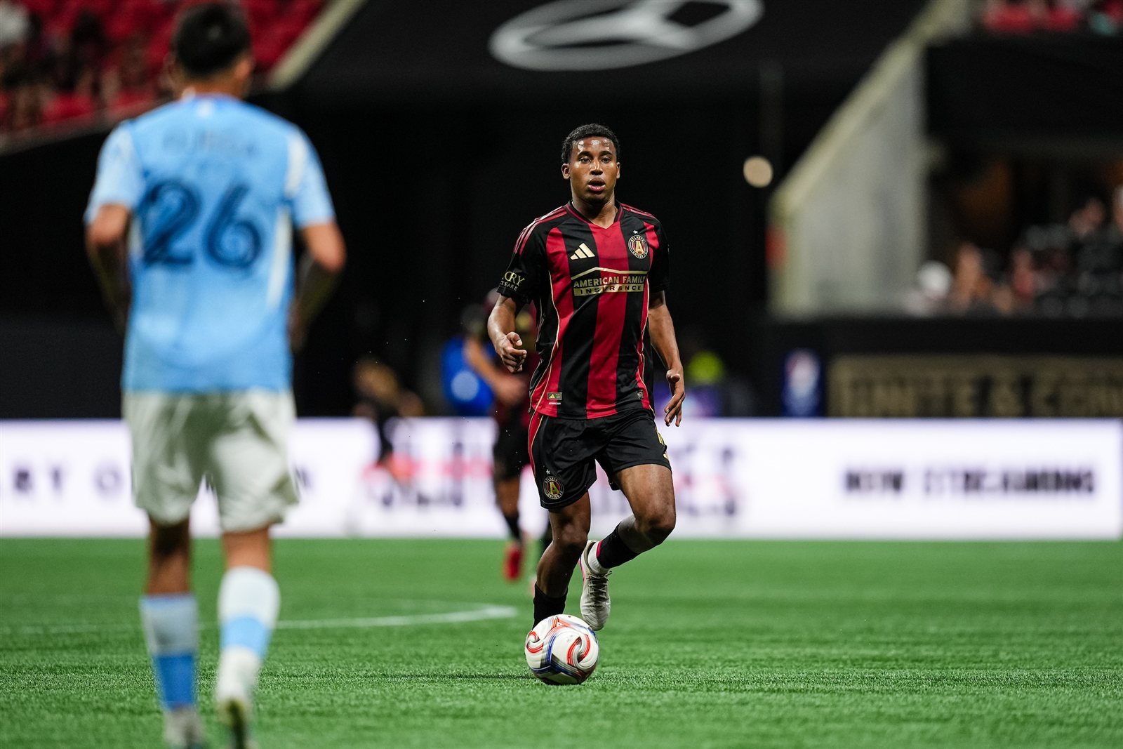 Mauricio Amaro, mediocampista del Atlanta United, conduce el balón durante el partido ante NYCFC en el Mercedes-Benz Stadium.