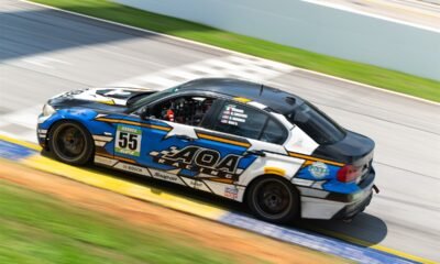 El BMW número 55 de AOA Racing, el equipo de Max Ocaranza, de la categoría GP2 del World Racing League, pasa a gran velocidad por una curva con pianos amarillos.