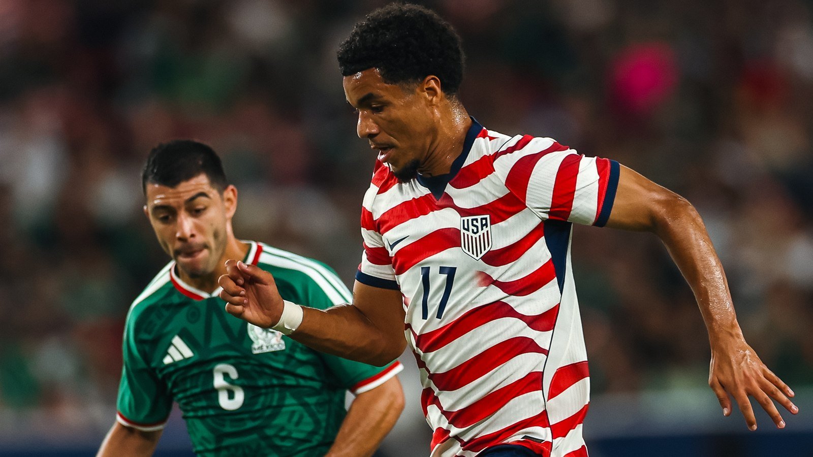 Disputa del balón entre un jugador de Estados Unidos con el número 17 y uno de México con el número 6 durante el amistoso.