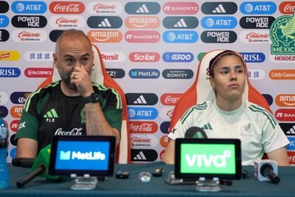 Pedro López, técnico de la Selección Mexicana Femenil, y la jugadora Jacqueline Ovalle sentados en la conferencia de prensa previa al México vs Jamaica en Aguascalientes.