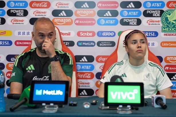 Pedro López, técnico de la Selección Mexicana Femenil, y la jugadora Jacqueline Ovalle sentados en la conferencia de prensa previa al México vs Jamaica en Aguascalientes.