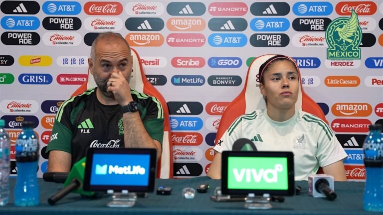 Pedro López, técnico de la Selección Mexicana Femenil, y la jugadora Jacqueline Ovalle sentados en la conferencia de prensa previa al México vs Jamaica en Aguascalientes.