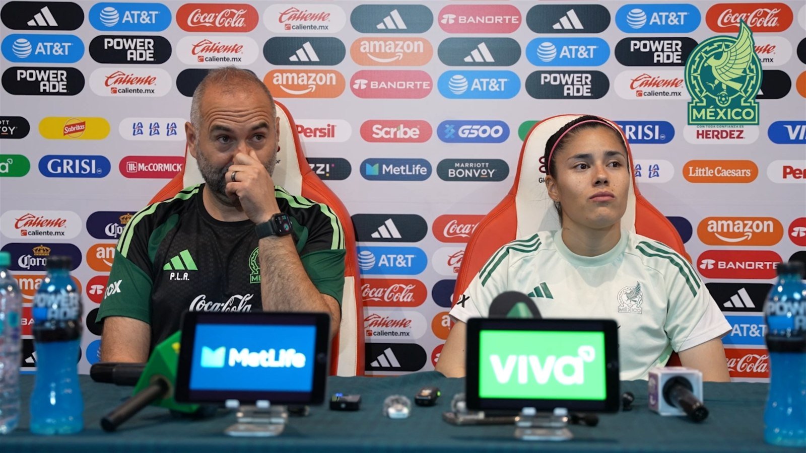 Pedro López, técnico de la Selección Mexicana Femenil, y la jugadora Jacqueline Ovalle sentados en la conferencia de prensa previa al México vs Jamaica en Aguascalientes.