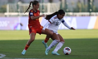 La capitana de México Sub-17 Femenil, con el brazalete, disputa el balón ante una jugadora de España