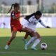 La capitana de México Sub-17 Femenil, con el brazalete, disputa el balón ante una jugadora de España
