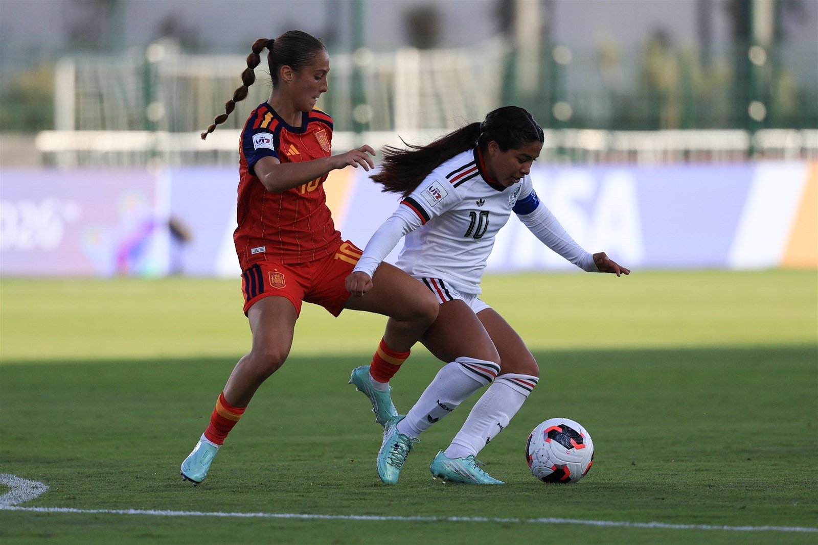 La capitana de México Sub-17 Femenil, con el brazalete, disputa el balón ante una jugadora de España