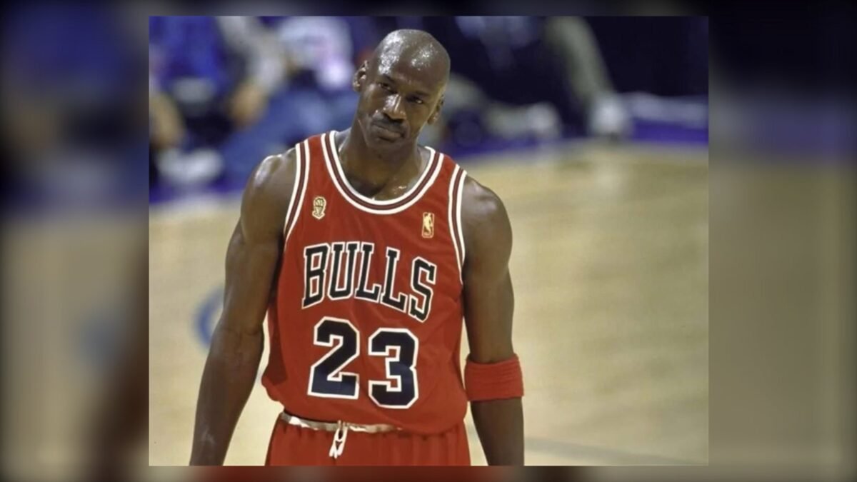 Michael Jordan, con la camiseta roja de los Bulls de Chicago y el número 23, en una foto de archivo.