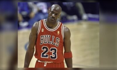 Michael Jordan, con la camiseta roja de los Bulls de Chicago y el número 23, en una foto de archivo.