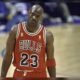 Michael Jordan, con la camiseta roja de los Bulls de Chicago y el número 23, en una foto de archivo.