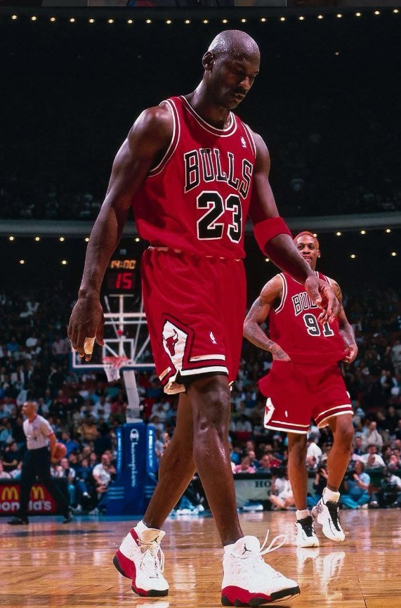 Michael Jordan, con el número 23 de los Bulls de Chicago, camina por la duela con un compañero con el número 91 al fondo, en una foto de archivo.