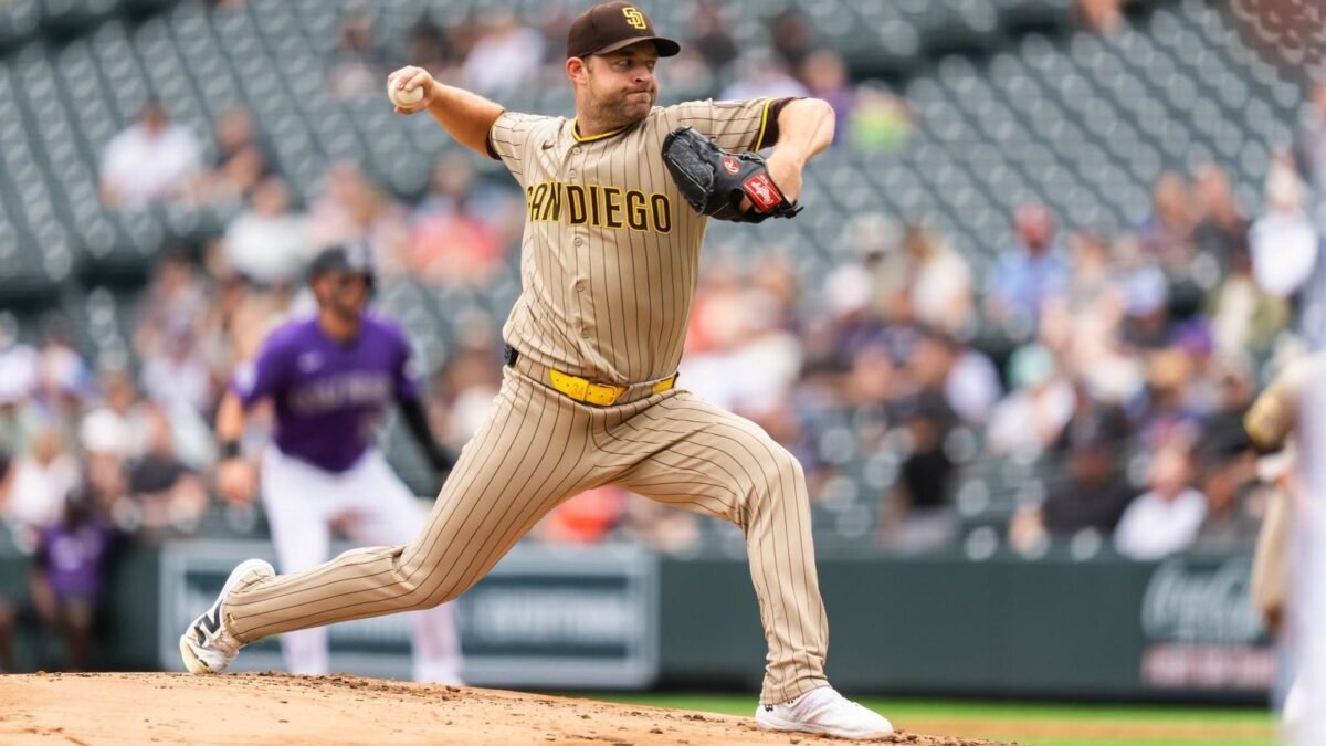 Michael King, abridor de los Padres de San Diego, en el momento de lanzar durante un juego en Colorado, en una imagen de archivo