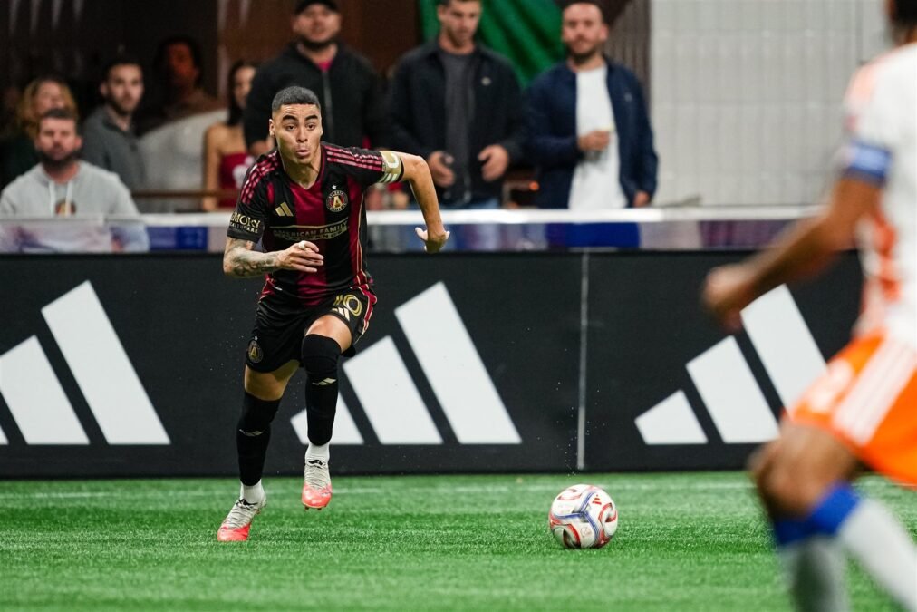 Miguel Almirón, capitán del Atlanta United, corre con el balón durante el partido ante FC Cincinnati en el Mercedes-Benz Stadium.