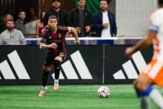 Miguel Almirón, capitán del Atlanta United, corre con el balón durante el partido ante FC Cincinnati en el Mercedes-Benz Stadium.