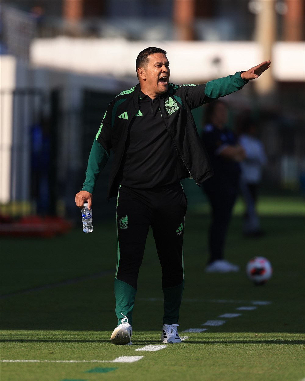 El técnico de México Sub-17 Femenil da indicaciones durante el partido ante España en Marruecos