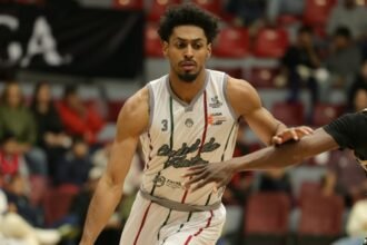 Jugador de Mineros de Zacatecas avanza con el balón ante la marca de Abejas de León en el Gimnasio Marcelino González.