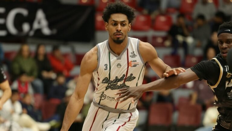Jugador de Mineros de Zacatecas avanza con el balón ante la marca de Abejas de León en el Gimnasio Marcelino González.