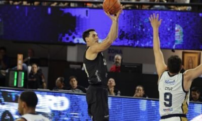 Jugador de Mineros de Zacatecas lanza un triple ante la marca de Cruz, de Astros, en el Juego 2 de la Semifinal de la LNBP