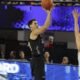 Jugador de Mineros de Zacatecas lanza un triple ante la marca de Cruz, de Astros, en el Juego 2 de la Semifinal de la LNBP