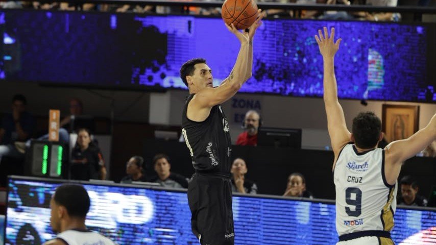 Jugador de Mineros de Zacatecas lanza un triple ante la marca de Cruz, de Astros, en el Juego 2 de la Semifinal de la LNBP