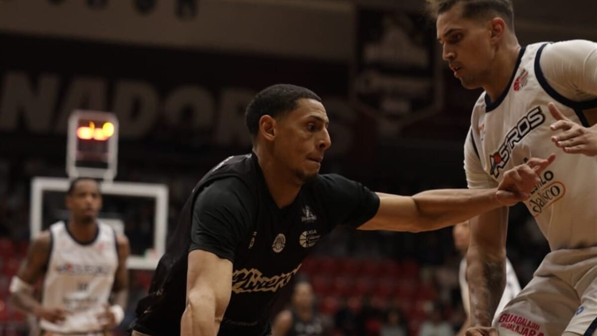 Un jugador de Mineros de Zacatecas maneja el balón ante la marca de un jugador de Astros de Jalisco en el Juego 3 de la semifinal de la LNBP