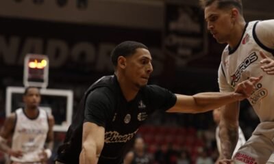 Un jugador de Mineros de Zacatecas maneja el balón ante la marca de un jugador de Astros de Jalisco en el Juego 3 de la semifinal de la LNBP