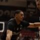 Un jugador de Mineros de Zacatecas maneja el balón ante la marca de un jugador de Astros de Jalisco en el Juego 3 de la semifinal de la LNBP