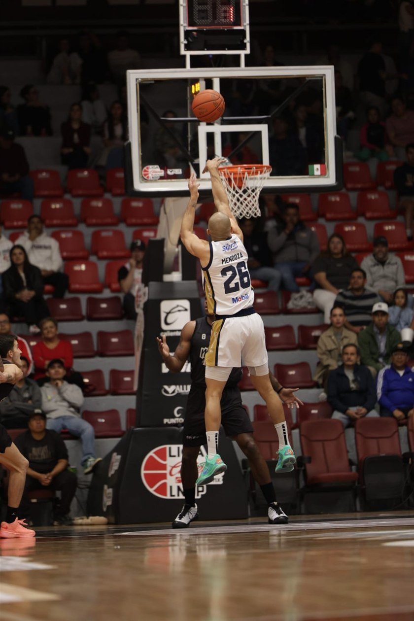 Rigoberto Mendoza, de Astros de Jalisco, lanza al aro ante la defensa de Mineros en el Juego 3 de la semifinal de la LNBP