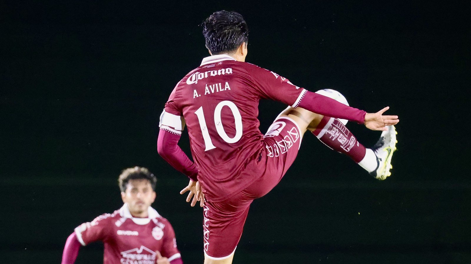 A. Ávila, capitán de Mineros de Zacatecas con el número 10, controla el balón en el aire durante el partido ante Durango.