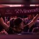 Aficionado de Mineros de Zacatecas sostiene en alto una bufanda de Mineros FC dentro de un autobús de la Caravana Minera.