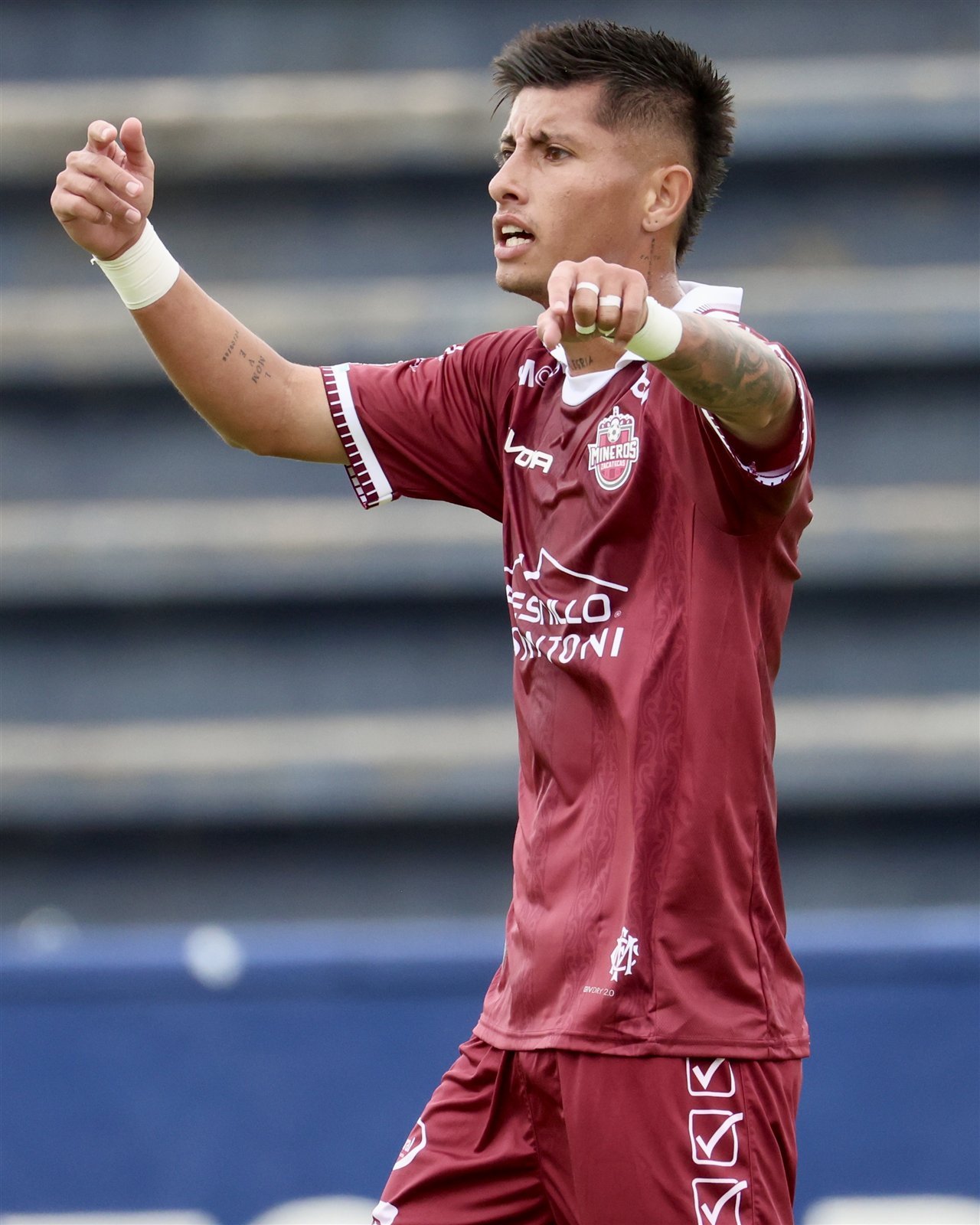 Alonso Sandoval, de Mineros de Zacatecas, da indicaciones durante el partido ante Cruz Azul Hidalgo