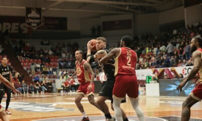 Un jugador de Mineros protege el balón ante la marca de un jugador de Diablos Rojos con el número 2 en el Juego 1 del Play-In.
