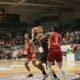 Un jugador de Mineros protege el balón ante la marca de un jugador de Diablos Rojos con el número 2 en el Juego 1 del Play-In.