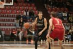 Jugador de Mineros con el balón en las manos, defendido por un jugador de Diablos Rojos con el número 9, en el Gimnasio Marcelino González.