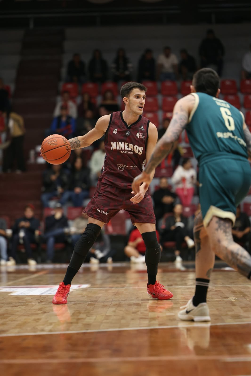 Un jugador de Mineros con el número 4 conduce el balón ante la marca de un jugador de Diablos Rojos en el Juego 2 del Play-In.