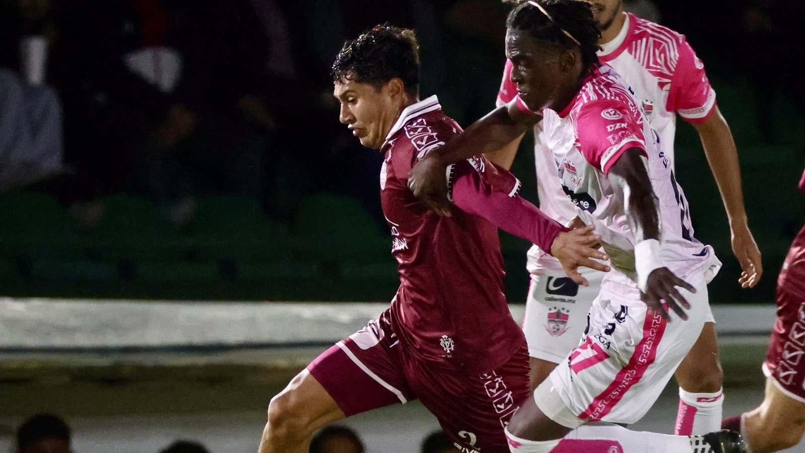 Disputa del balón entre un jugador de Mineros de Zacatecas y uno de Alacranes de Durango.