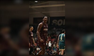 Un jugador de Mineros con el número 0 grita y aprieta el puño durante el Juego 2 del Play-In contra Diablos Rojos.
