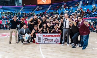 Jugadores y cuerpo técnico de Mineros de Zacatecas posan con el boleto de Clasificados a Playoffs 2026 de la LNBP tras vencer a Diablos Rojos