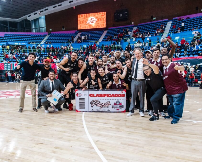 Jugadores y cuerpo técnico de Mineros de Zacatecas posan con el boleto de Clasificados a Playoffs 2026 de la LNBP tras vencer a Diablos Rojos