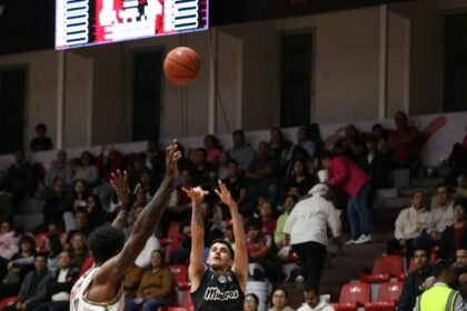 Mineros: ¡Arrollan 90-78 a Abejas en el Juego 1!