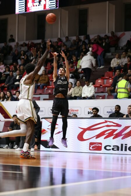 Mineros: ¡Arrollan 90-78 a Abejas en el Juego 1!