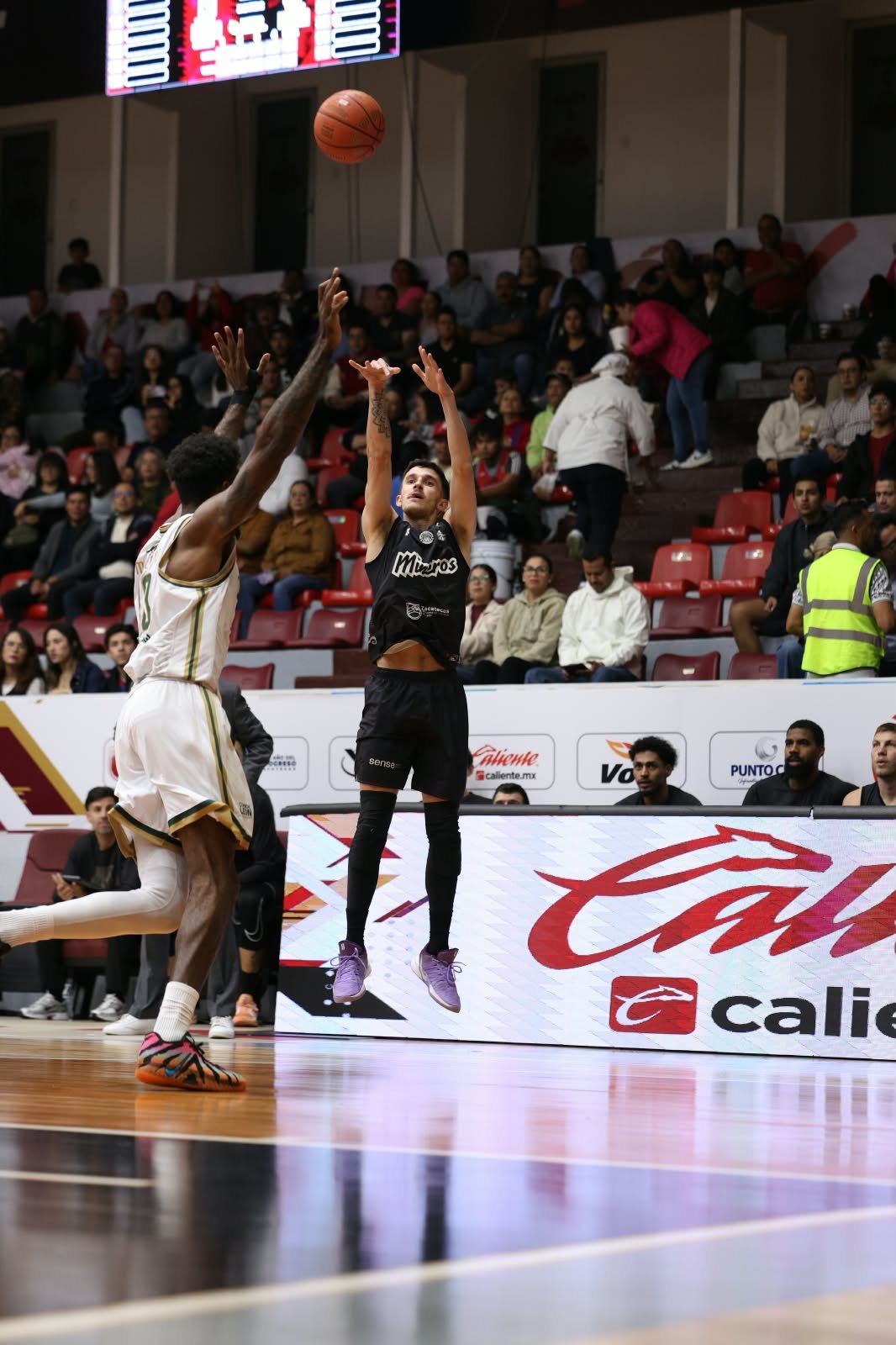 Mineros: ¡Arrollan 90-78 a Abejas en el Juego 1!