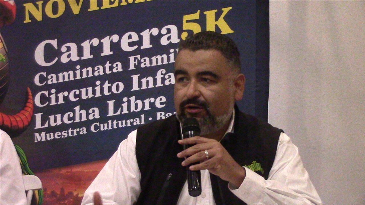 Óscar Castelo, gerente de ventas de Grupo Santa Rita, habla durante la presentación del Festival Familiar Colinas del Padre 2026