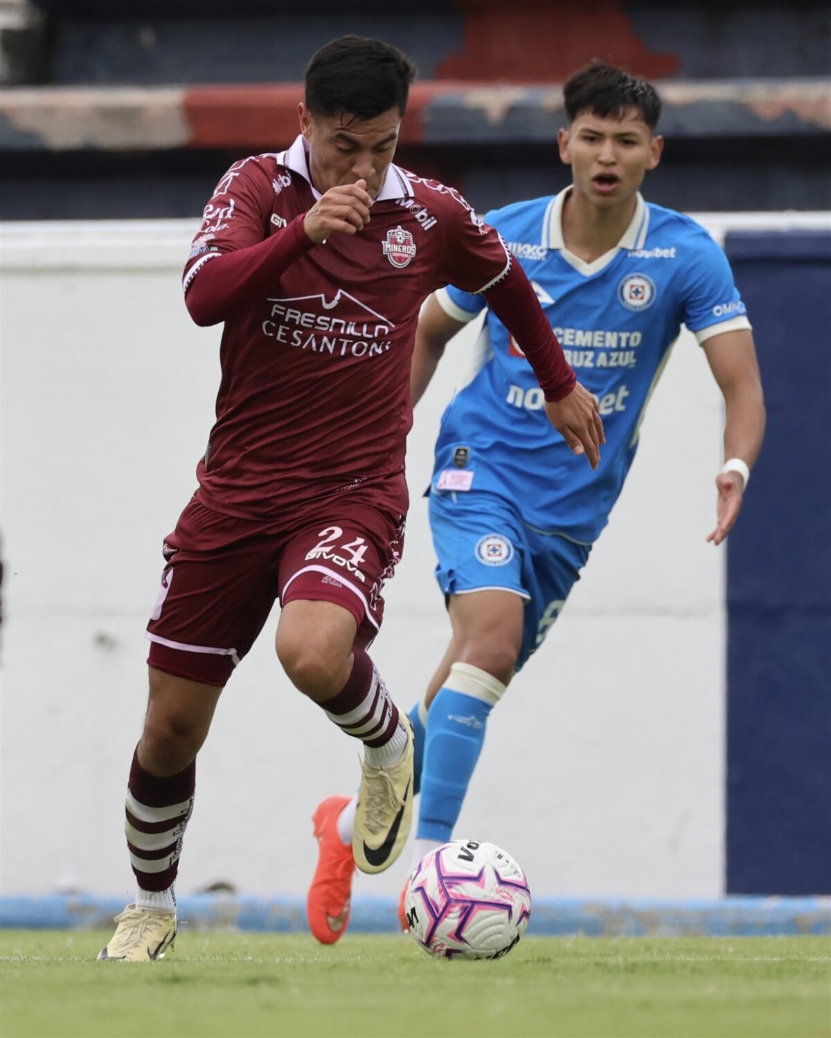 Pablo Padilla, de Mineros, conduce el balón ante un rival del Cruz Azul Hidalgo