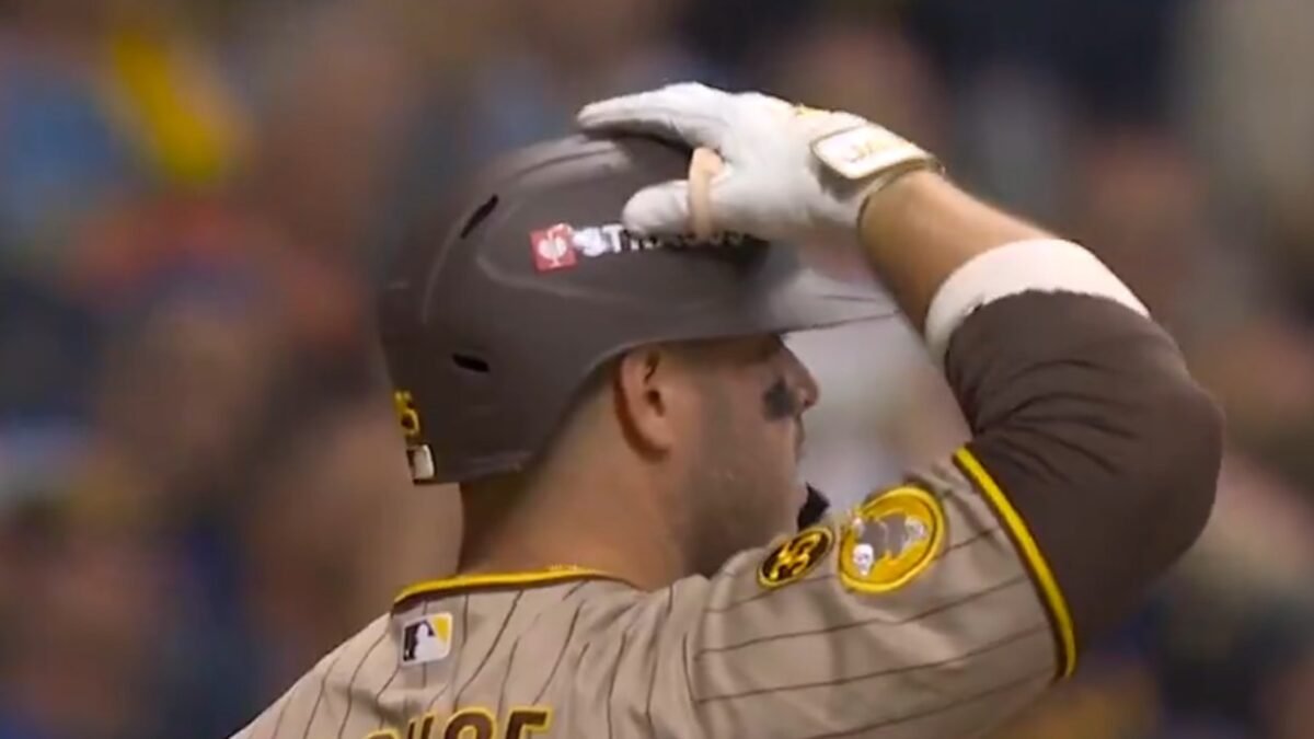 Ty France, de los Padres, se lleva la mano al casco tras su batazo en la novena entrada del Juego 1 ante los Cerveceros.