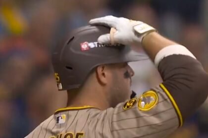 Ty France, de los Padres, se lleva la mano al casco tras su batazo en la novena entrada del Juego 1 ante los Cerveceros.