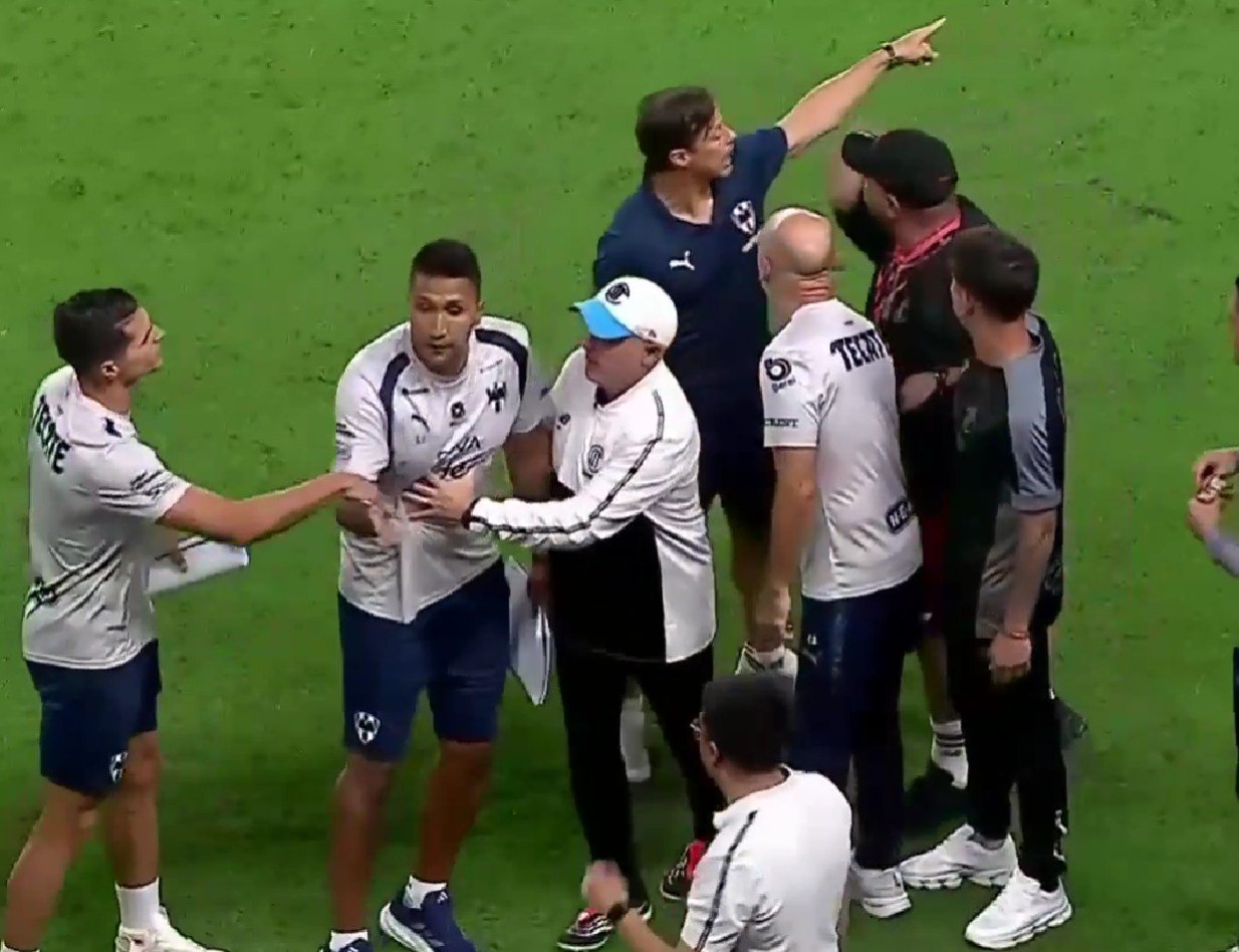 Miembros de los cuerpos técnicos de Rayados y Toluca discuten y se separan unos a otros durante el amistoso en Houston.