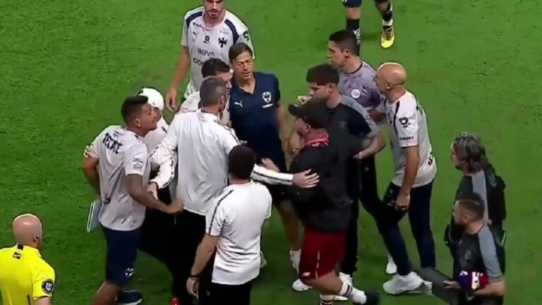 Integrantes de los cuerpos técnicos de Rayados y Toluca se aglomeran sobre el campo tras una discusión durante el amistoso en Houston.