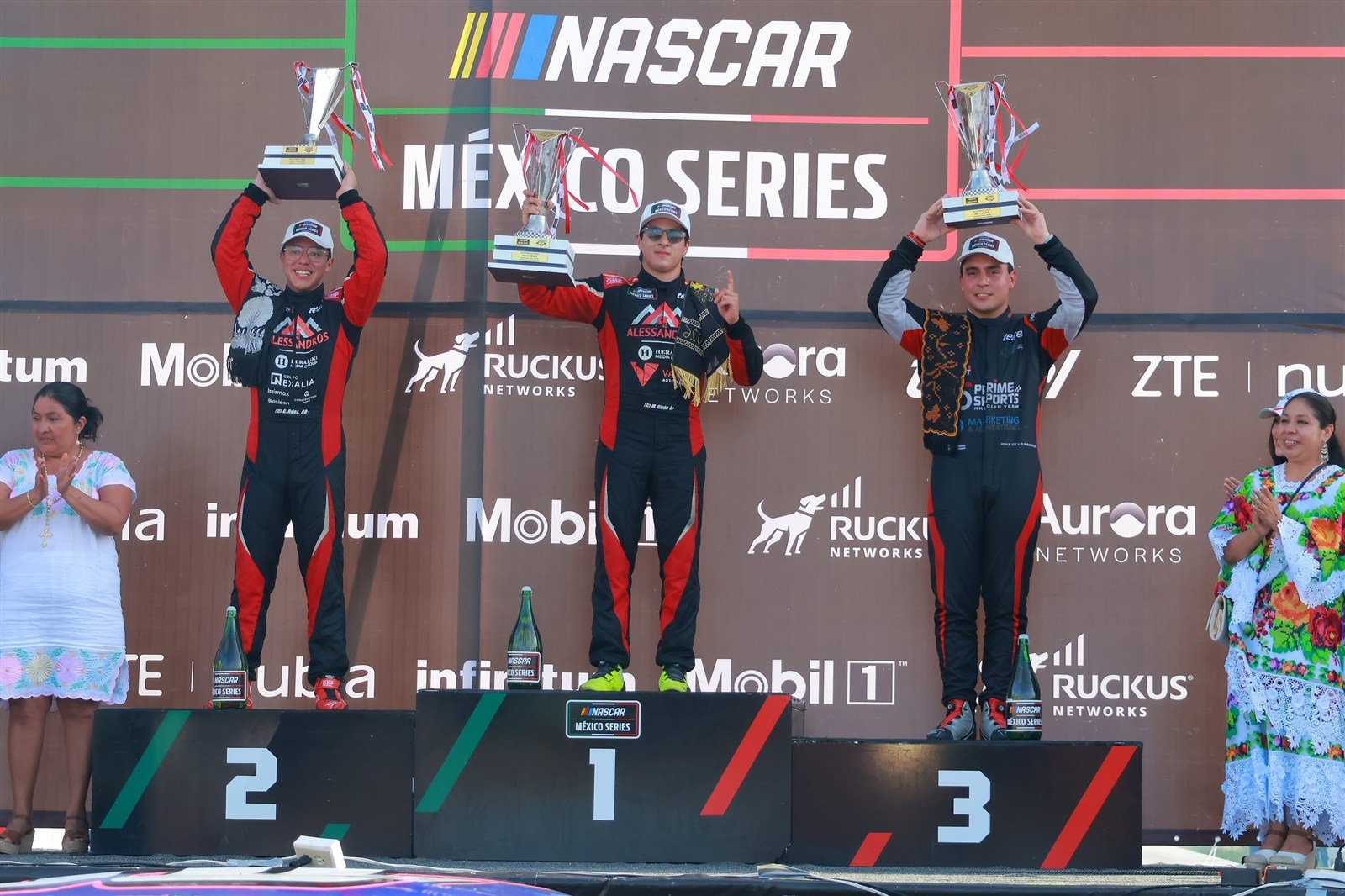 Podio de la Challenge Series en Yucatán: Chispa Rodríguez, Mateo Girón y Koke de la Parra con sus trofeos