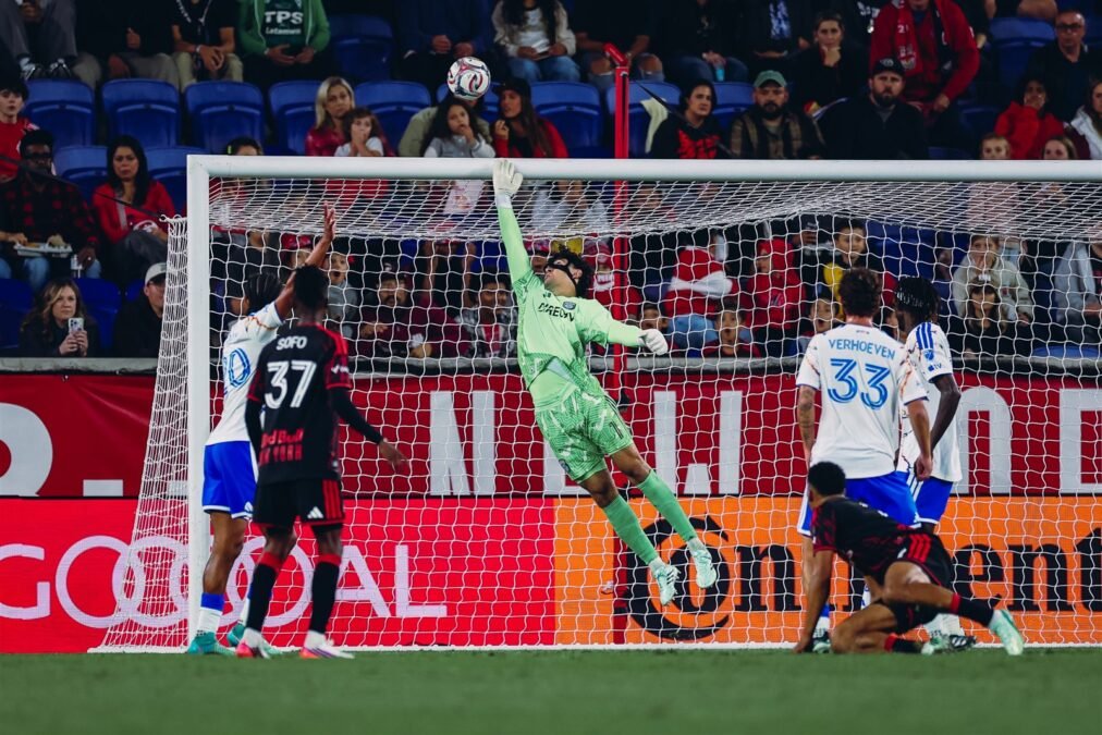 Un portero de San Diego FC se estira al máximo ante un balón durante el partido ante New York Red Bulls.